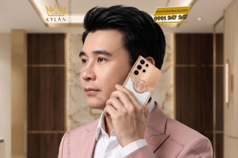 Điện thoại Samsung Galaxy S26 Ultra custom vàng hồng bọc da cá sấu đính kim cương