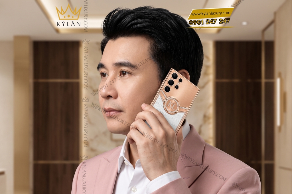 Điện thoại Samsung Galaxy S26 Ultra custom vàng hồng bọc da cá sấu đính kim cương