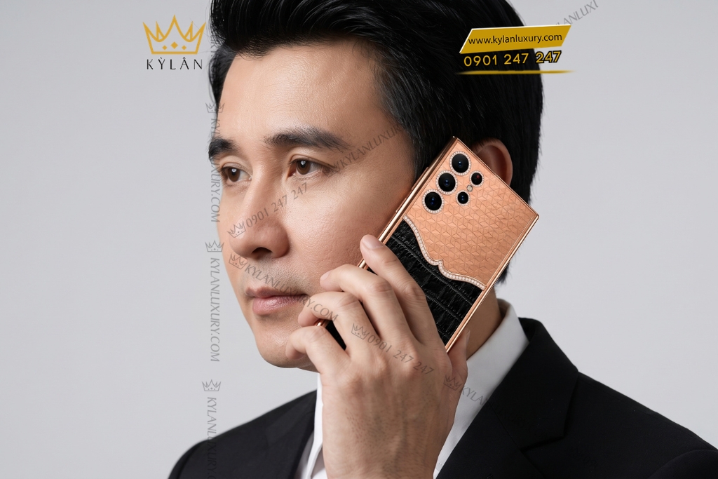 Kỳ Lân Luxury Dien thoai Samsung Galaxy S26 Ultra custom vang hong boc da ca sau dinh kim cuong 7 1 Điện thoại Samsung Galaxy S26 Ultra custom vàng hồng bọc da cá sấu đính kim cương
