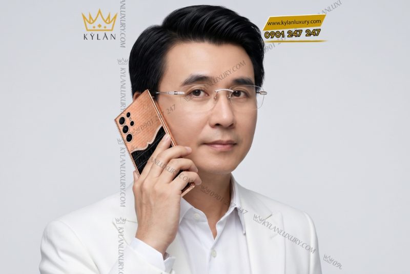 Điện thoại Samsung Galaxy S26 Ultra custom vàng hồng bọc da cá sấu đính kim cương