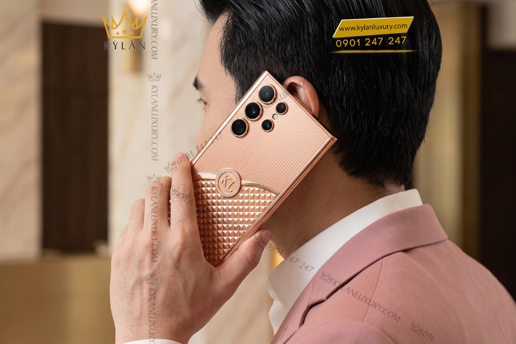 Điện thoại Samsung Galaxy S26 Ultra custom vàng hồng đính kim cương 6 Điện thoại Samsung Galaxy S26 Ultra custom vàng hồng đính kim cương