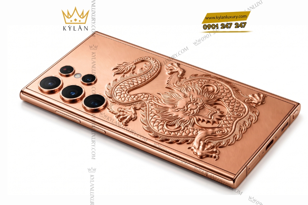 Kỳ Lân Luxury Dien thoai Samsung Galaxy S26 Ultra custom vang hong hoa tiet rong dap noi 13 Điện thoại Samsung Galaxy S26 Ultra custom vàng hồng họa tiết rồng dập nổi