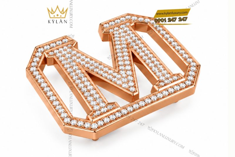 Mặt thắt lưng chữ M vàng hồng Au750 đính kim cương