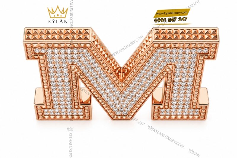 Mặt thắt lưng chữ M vàng hồng Au750 đính kim cương