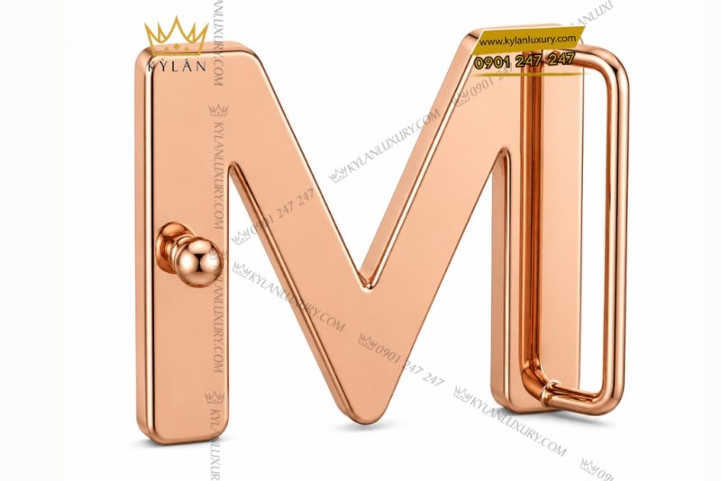 Mặt thắt lưng chữ M vàng hồng Au750 viền kim cương