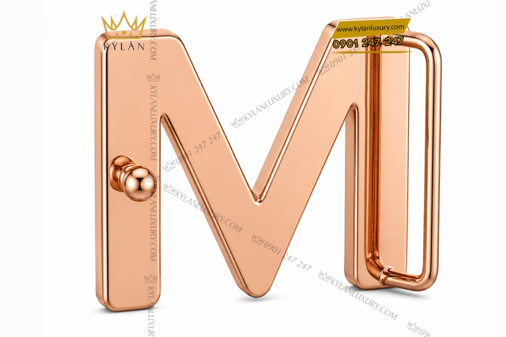 Mặt thắt lưng chữ M vàng hồng Au750 viền kim cương