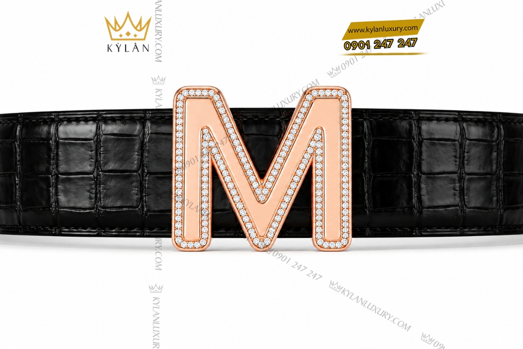 Mặt thắt lưng chữ M vàng hồng Au750 viền kim cương
