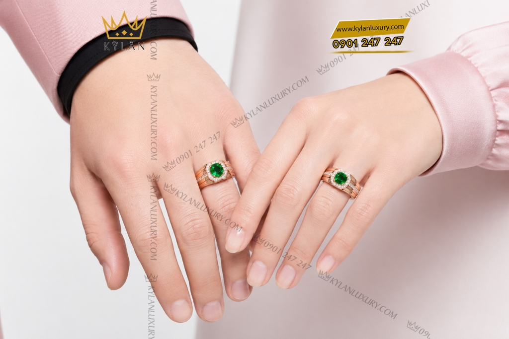Kỳ Lân Luxury Nhan cap vang hong Au750 dinh vien chu sapphire xanh 9 Nhẫn cặp vàng hồng Au750 đính sapphire xanh