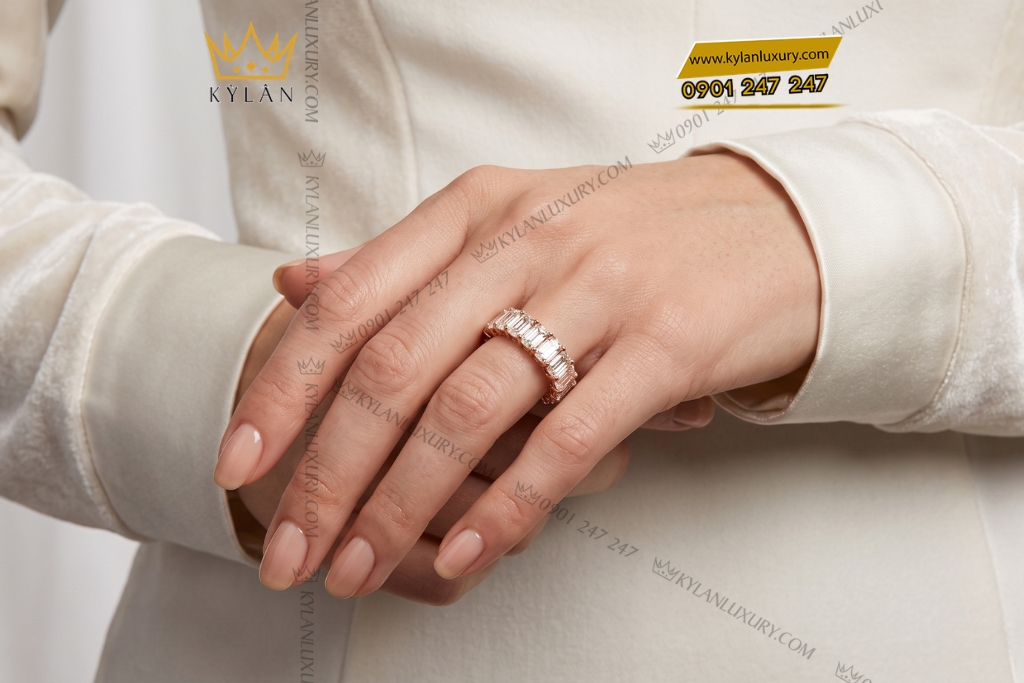 Nhẫn nữ vàng hồng Au750 đính kim cương baguette 13 Kỳ Lân Luxury Nhan nu vang hong Au750 dinh kim cuong baguett 8 Nhẫn nữ vàng hồng Au750 đính kim cương baguette