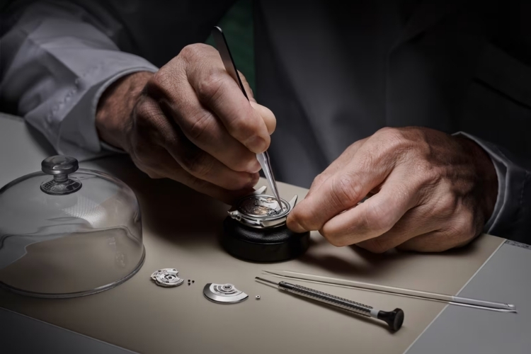 Đồng hồ Rolex cũng cần được bảo dưỡng định kỳ để duy trì hiệu suất và kéo dài tuổi thọ.