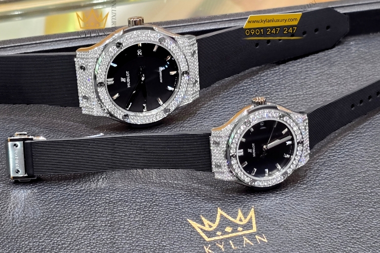 Cặp đôi Hublot Classic Fusion đính kim cương được nhiều khách hàng lựa chọn tại Kỳ Lân 2 Bộ đôi Hublot này phù hợp cho các dịp đặc biệt và sử dụng hằng ngày.