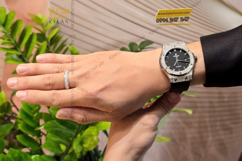 Cặp đôi Hublot Classic Fusion đính kim cương 42mm & 33mm