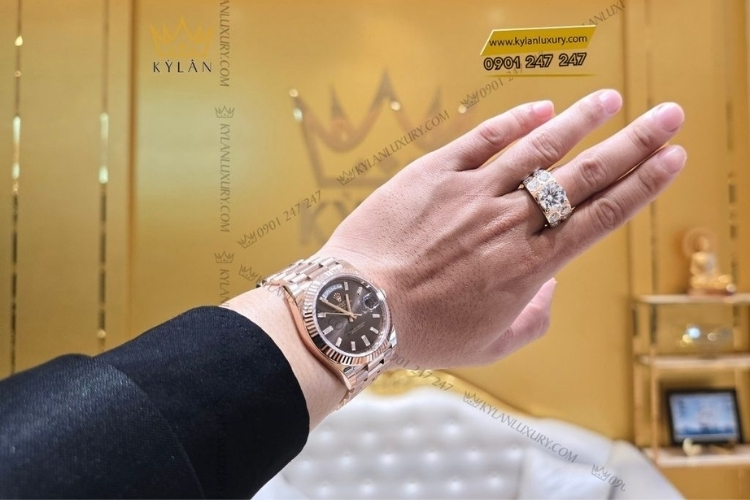 Cặp đôi đồng hồ hoàn thiện từ vàng hồng Everose 18ct nguyên khối – chất liệu độc quyền của Rolex.
