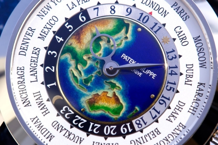 Đồng hồ World Time cho phép người đeo theo dõi thời gian của 24 múi giờ trên thế giới cùng lúc.
