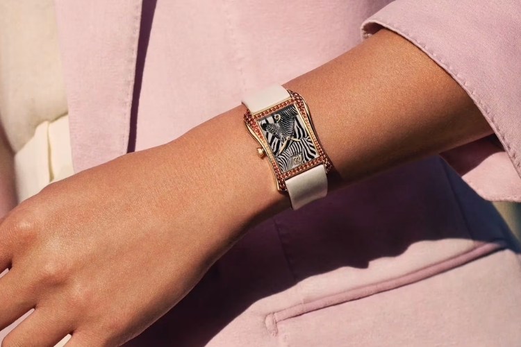 Patek Philippe Gondolo Serata 4962 không chỉ là đồng hồ mà còn là món trang sức cao cấp.