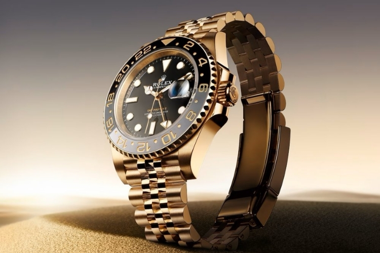 GMT Master II là biểu tượng của lịch sử hàng không và những người thường xuyên di chuyển.