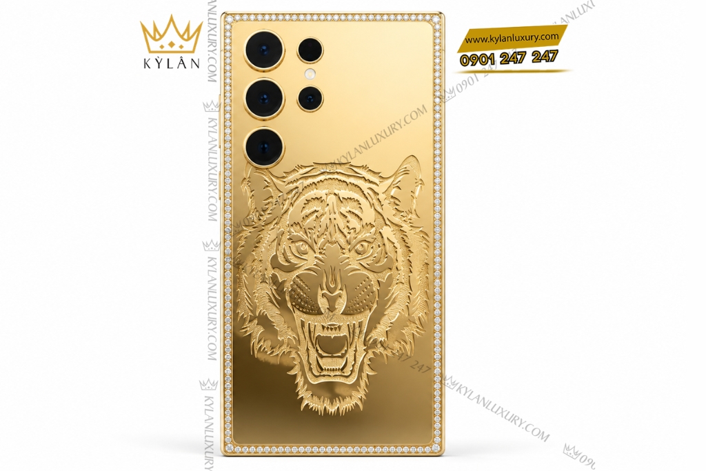 Kỳ Lân Luxury Dien thoai Samsung Galaxy S26 Ultra custom vang hoa tiet mat ho dinh kim cuong 1 Điện thoại Samsung Galaxy S26 Ultra custom vàng họa tiết mặt hổ đính kim cương