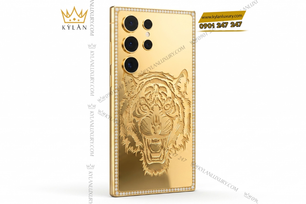 Kỳ Lân Luxury Dien thoai Samsung Galaxy S26 Ultra custom vang hoa tiet mat ho dinh kim cuong 2 Điện thoại Samsung Galaxy S26 Ultra custom vàng họa tiết mặt hổ đính kim cương