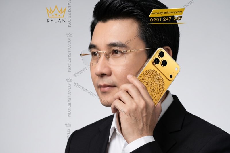dien-thoai-iphone-17-pro-max-custom-vang-hoa-tiet-mat-su-tu Điện thoại iPhone 17 Pro Max custom vàng họa tiết mặt sư tử