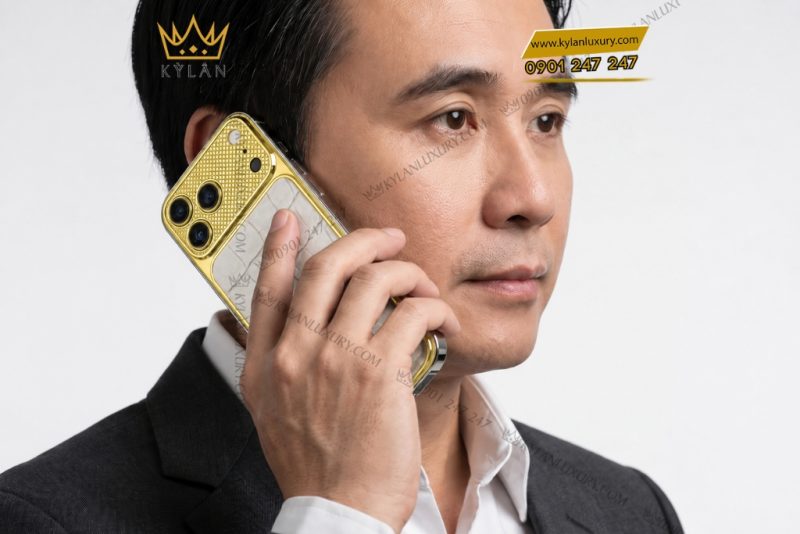 Điện thoại iPhone 17 Pro Max vàng Au750 bọc da cá sấu