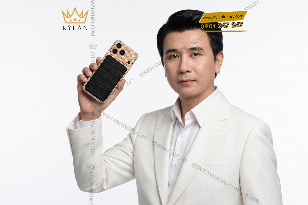 Điện thoại iPhone 17 Pro Max vàng hồng Au750 bọc da cá sấu
