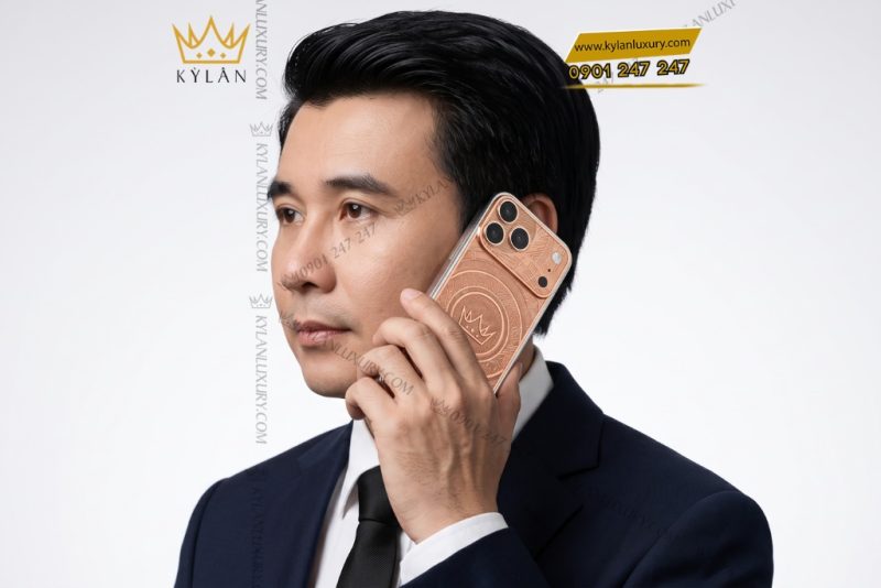 iphone-17-pro-max-vang-hong-nguyen-khoi-vuong-mien-ky-lan Điện thoại iPhone 17 Pro Max vàng hồng nguyên khối họa tiết logo vương miện Kỳ Lân