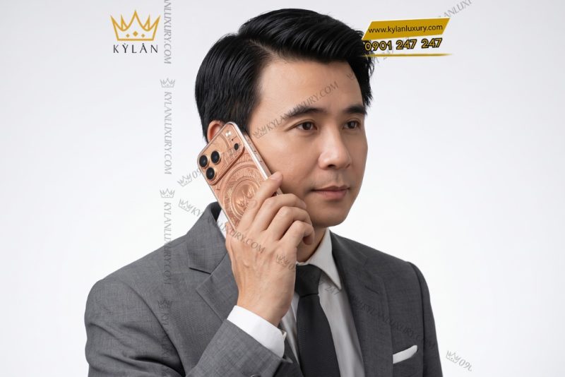 iphone-17-pro-max-vang-hong-nguyen-khoi-vuong-mien-ky-lan Điện thoại iPhone 17 Pro Max vàng hồng nguyên khối họa tiết logo vương miện Kỳ Lân