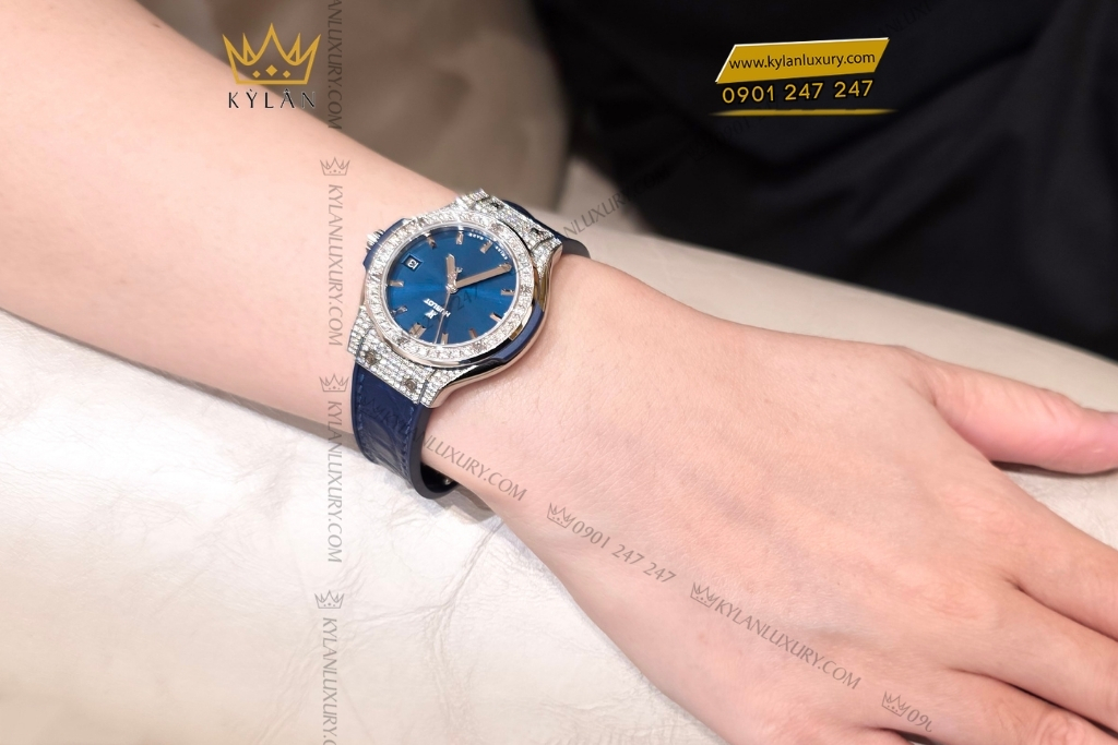 Kỳ Lân Luxury cap hublot classic fusion xanh dinh kim cuong 42mm 33mm 4 Cặp đồng hồ Hublot Classic Fusion xanh dương đính kim cương 42mm & 33mm