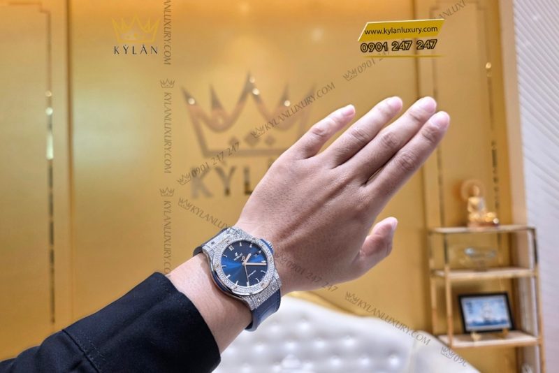 Cặp đồng hồ Hublot Classic Fusion xanh dương đính kim cương 42mm & 33mm