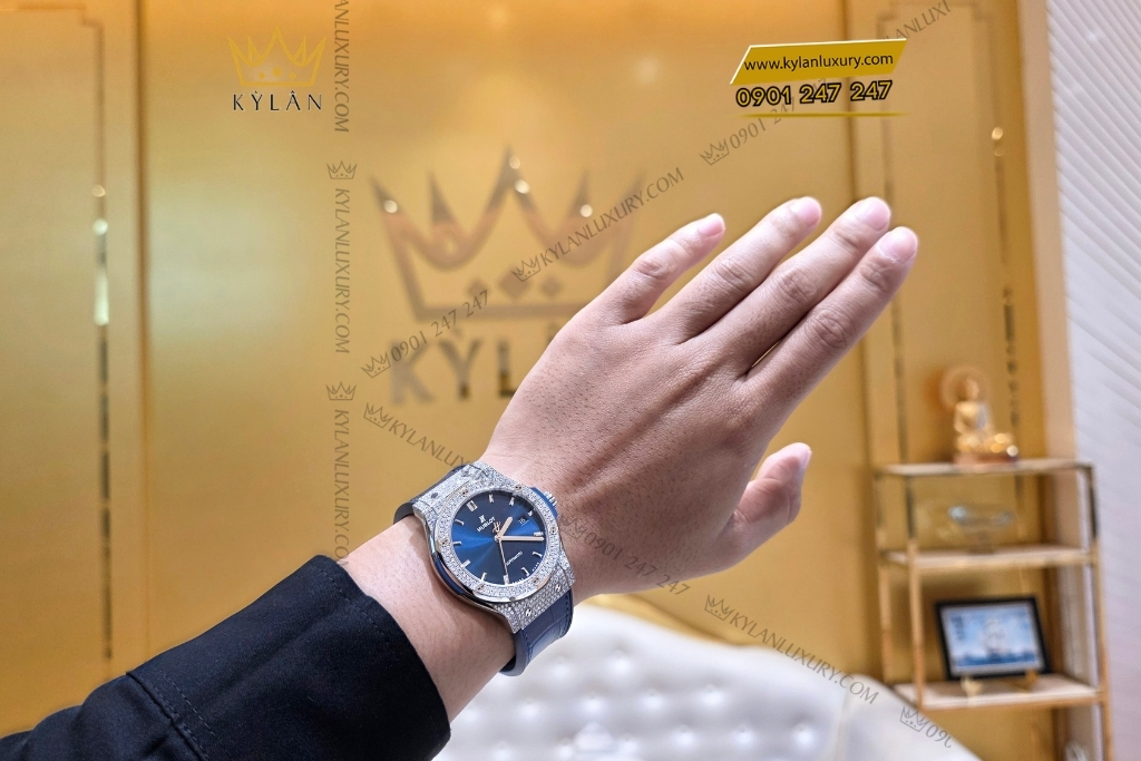Kỳ Lân Luxury cap hublot classic fusion xanh dinh kim cuong 42mm 33mm 8 Cặp đồng hồ Hublot Classic Fusion xanh dương đính kim cương 42mm & 33mm
