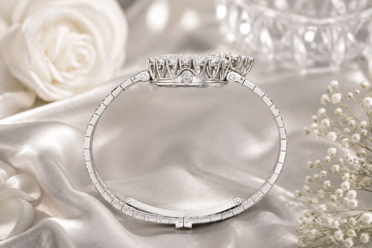 Chopard ra mắt L’Heure du Diamant 10A065-1100 – Vẻ đẹp tinh tế của kim cương 3 Đường nét bộ vỏ mềm mại, tôn lên vẻ nữ tính đặc trưng của L’Heure du Diamant.