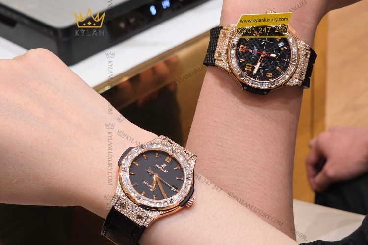 Cả hai mẫu Hublot đều được custom đính kim cương, tạo nên sự đồng điệu và nổi bật trên cổ tay.