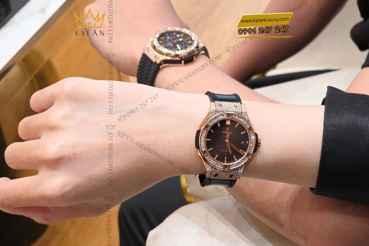 Kỳ Lân Luxury hublot king gold custom kim cuong 42mm 38mm cap doi dong dieu 6 Cặp đôi Hublot King Gold Custom Kim Cương 42mm & 38mm – Sự kết hợp giữa cá tính và thanh lịch