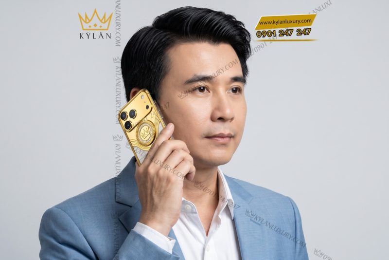 Điện thoại iPhone 17 Pro Max custom vàng Au750 bọc da cá sấu đính kim cương