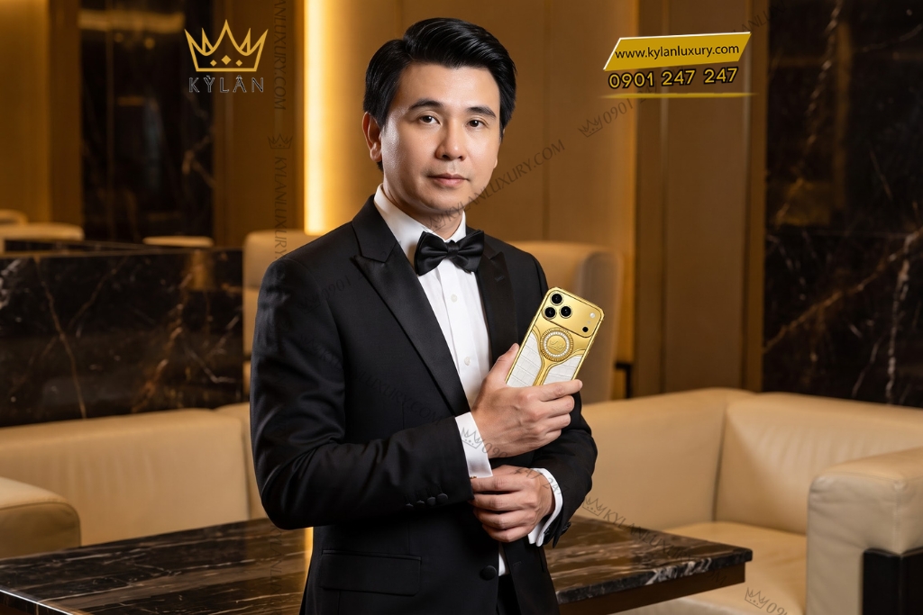 Điện thoại iPhone 17 Pro Max custom vàng Au750 bọc da cá sấu đính kim cương