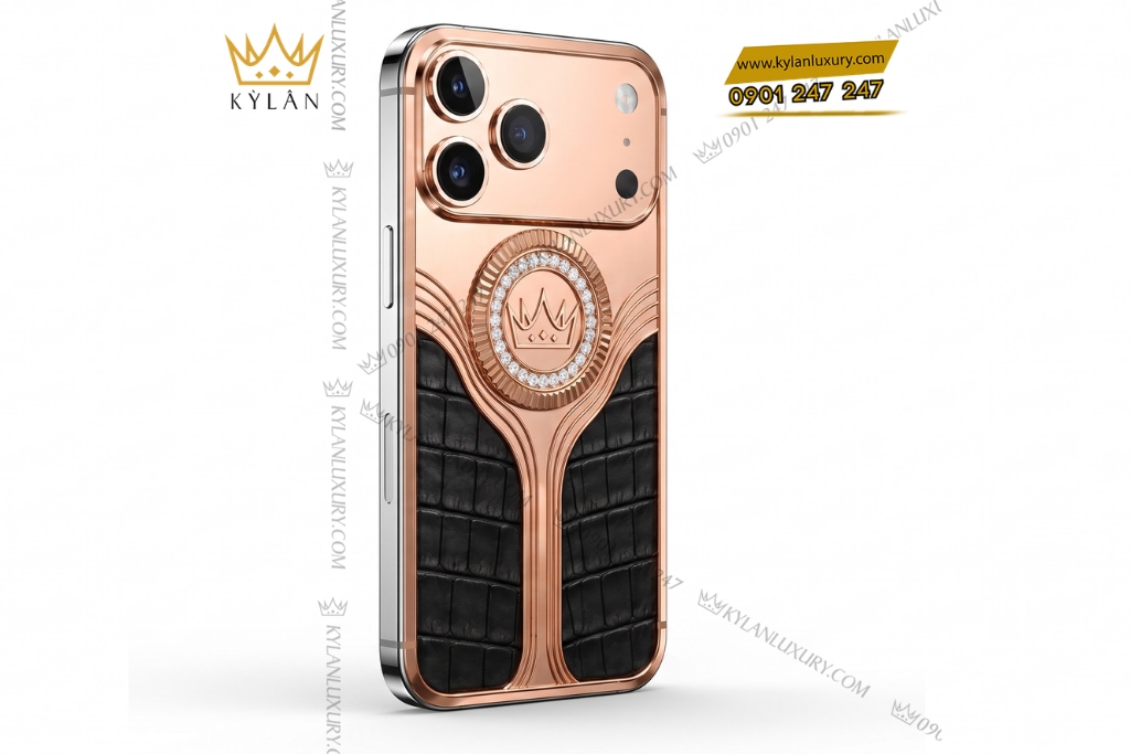 Điện thoại iPhone 17 Pro Max vàng hồng Au750 bọc da cá sấu đính kim cương