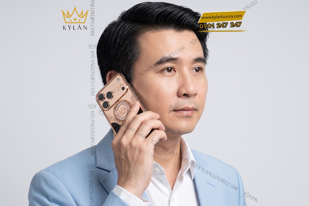 Điện thoại iPhone 17 Pro Max vàng hồng Au750 bọc da cá sấu đính kim cương