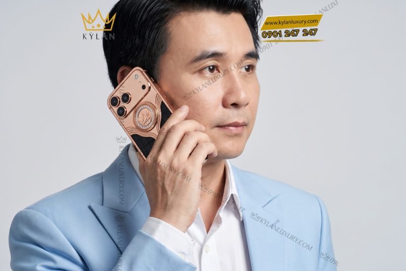Điện thoại iPhone 17 Pro Max vàng hồng Au750 bọc da cá sấu đính kim cương