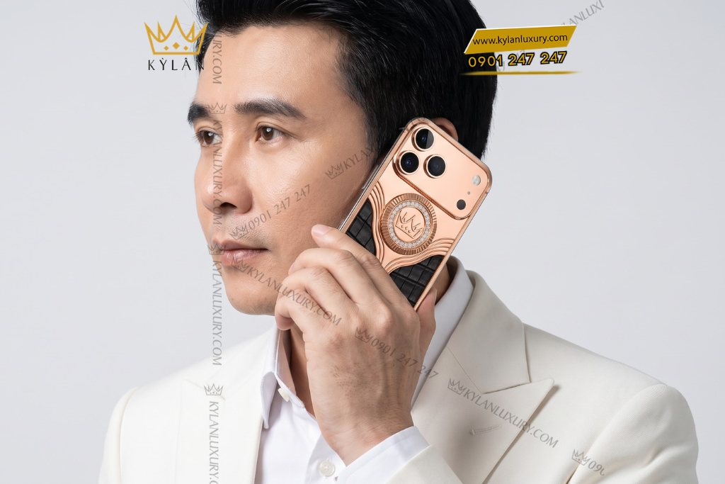 Kỳ Lân Luxury Dien thoai iPhone 17 Pro Max vang hong Au750 boc da ca sau dinh kim cuong 7 1 Điện thoại iPhone 17 Pro Max vàng hồng Au750 bọc da cá sấu đính kim cương