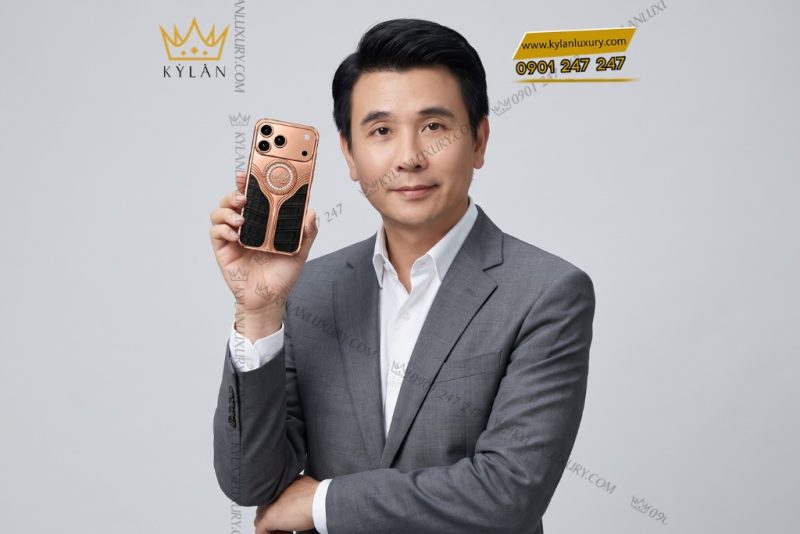 Điện thoại iPhone 17 Pro Max vàng hồng Au750 bọc da cá sấu đính kim cương