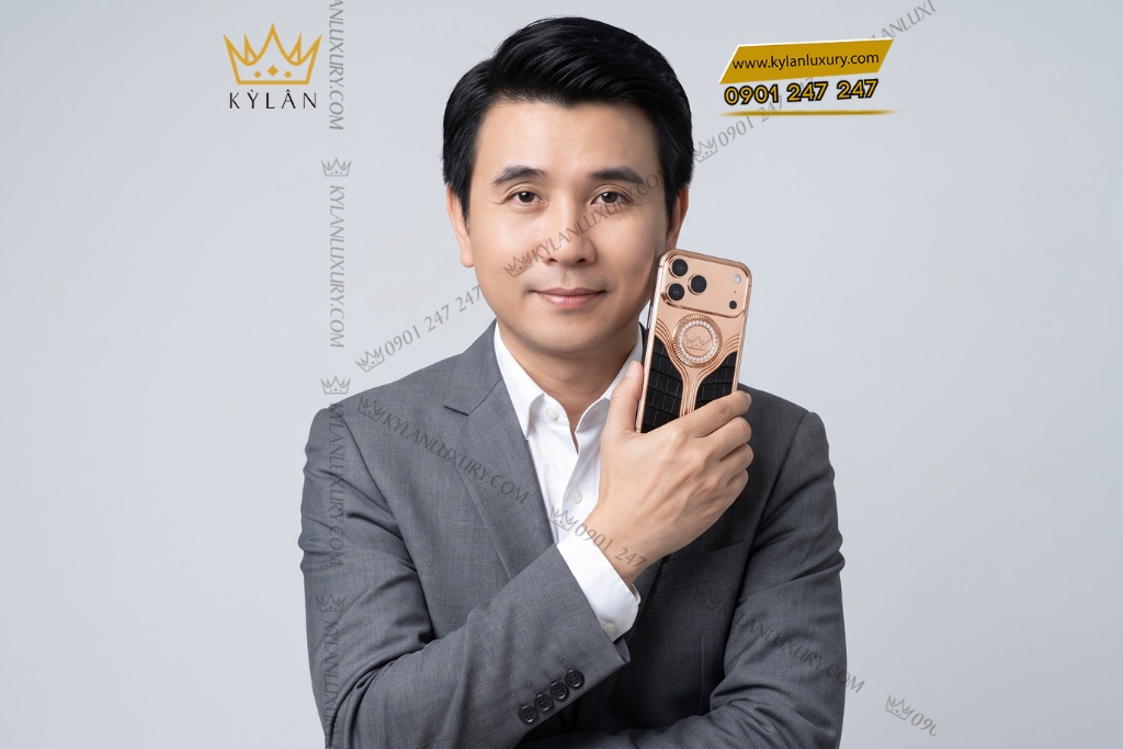 Điện thoại iPhone 17 Pro Max vàng hồng Au750 bọc da cá sấu đính kim cương
