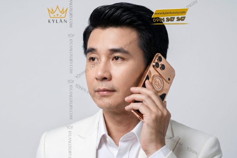Điện thoại iPhone 17 Pro Max vàng hồng Au750 bọc da cá sấu đính kim cương