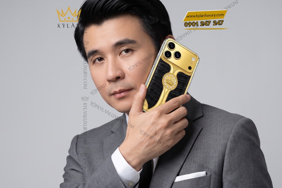 Điện thoại iPhone 18 Pro Max custom vàng Au750 đính kim cương và da cá sấu