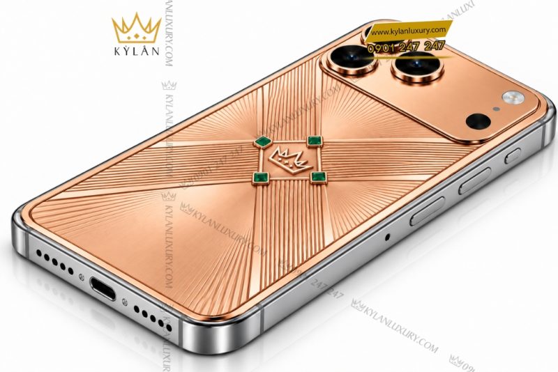 Điện thoại iPhone 18 Pro Max custom vàng hồng Au750 đính 4 viên sapphire xanh