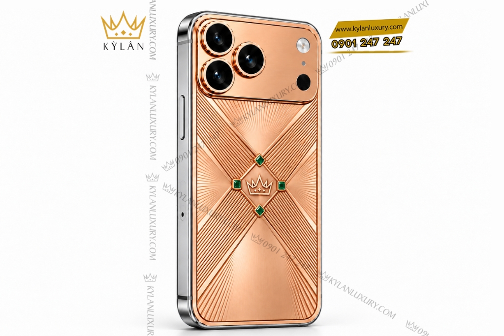 Kỳ Lân Luxury Dien thoai iPhone 18 Pro Max custom vang hong Au750 dinh 4 vien sapphire xanh 6 Điện thoại iPhone 18 Pro Max custom vàng hồng Au750 đính 4 viên sapphire xanh