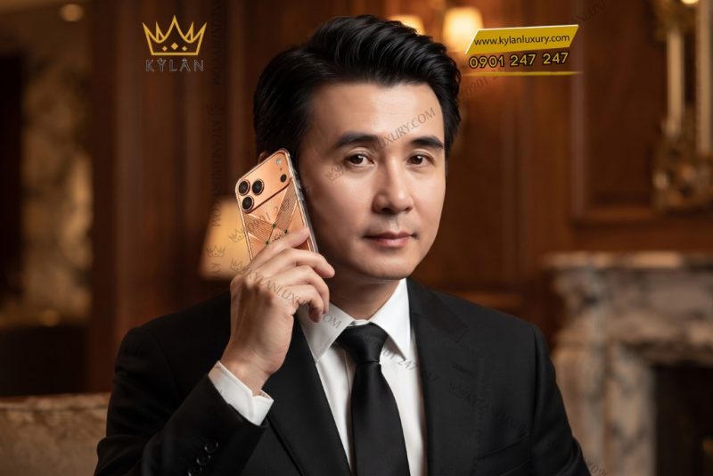 Điện thoại iPhone 18 Pro Max custom vàng hồng Au750 đính 4 viên sapphire xanh
