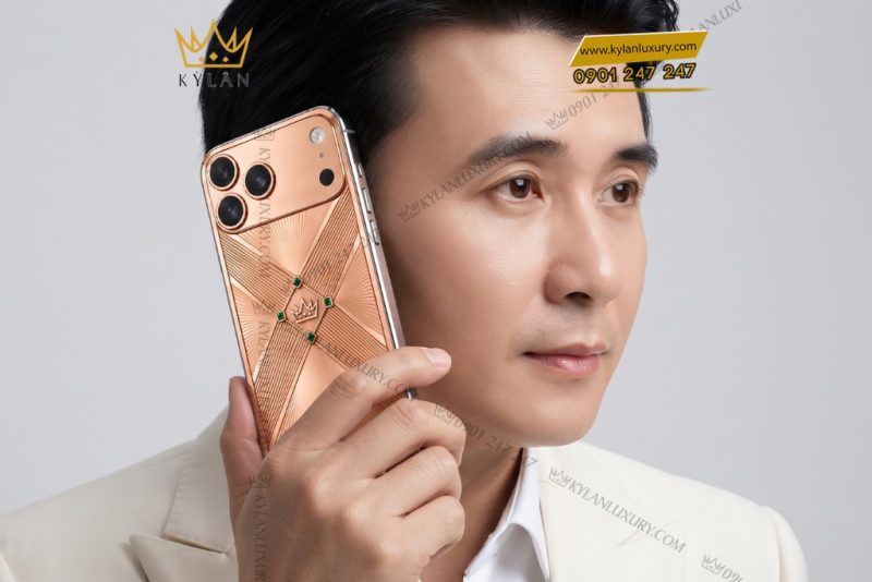 Điện thoại iPhone 18 Pro Max custom vàng hồng Au750 đính 4 viên sapphire xanh