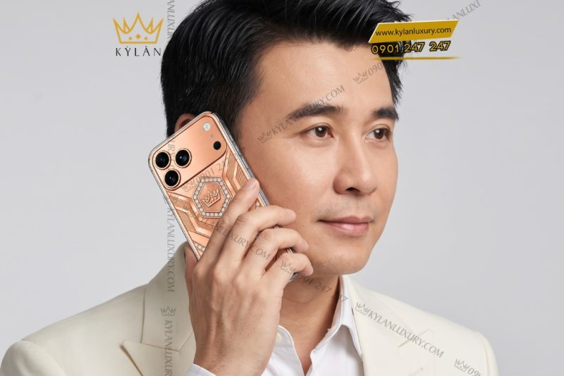 Điện thoại iPhone 18 Pro Max custom vàng hồng Au750 đính kim cương