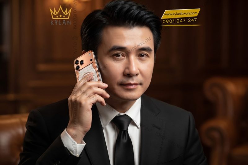 Điện thoại iPhone 18 Pro Max custom vàng hồng Au750 đính kim cương và da cá sấu