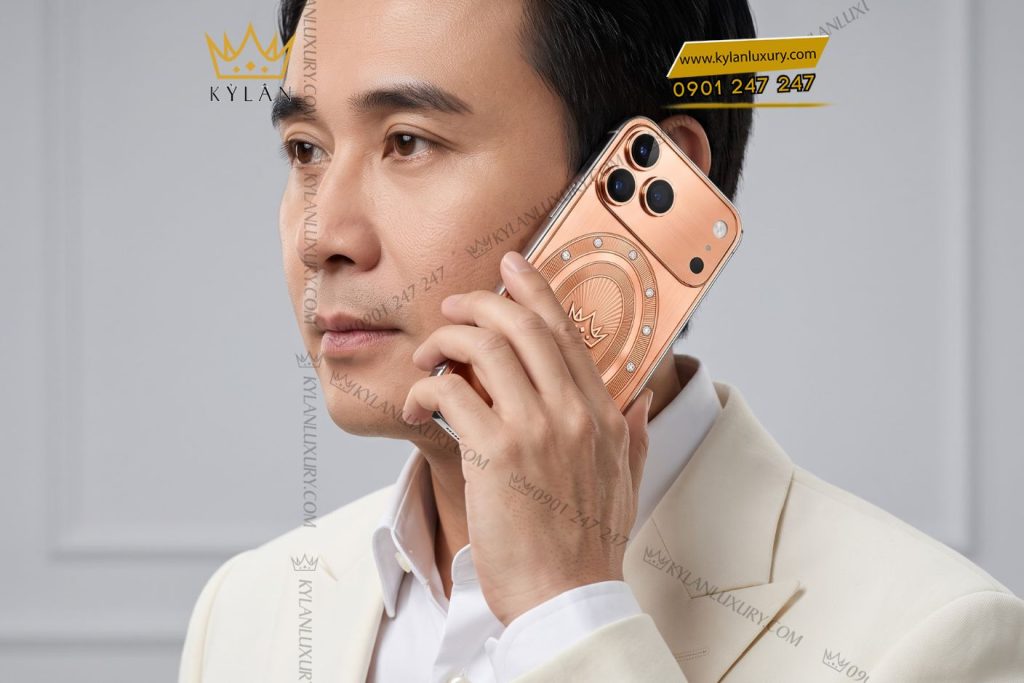 Điện thoại iPhone 18 Pro Max vàng Au750 đính 12 viên kim cương